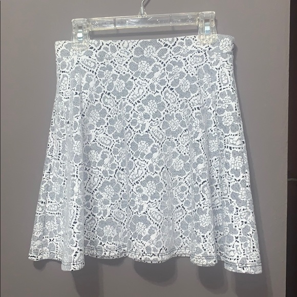 Forever 21 - Skirt white and black pattern small - Picture 1 of 4